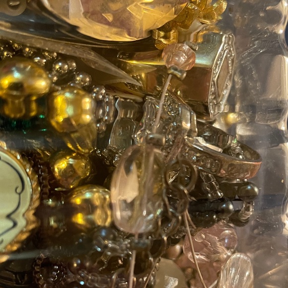 4 lb of crafting jewelry, rings, earrings, stones, gems and broken necklaces. - Picture 7 of 8